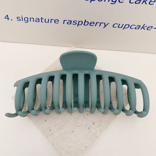 Sweet Scrub Color Acrylic Grasp Clip Simple Oval Hollow Leopard Grasp Hair Crab for Women Makeup Bath Hair Accessories